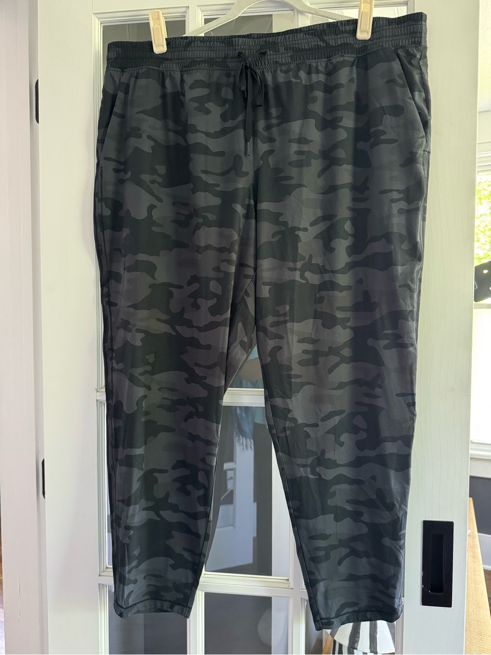 GAP Women's Black & Gray Camo Joggers